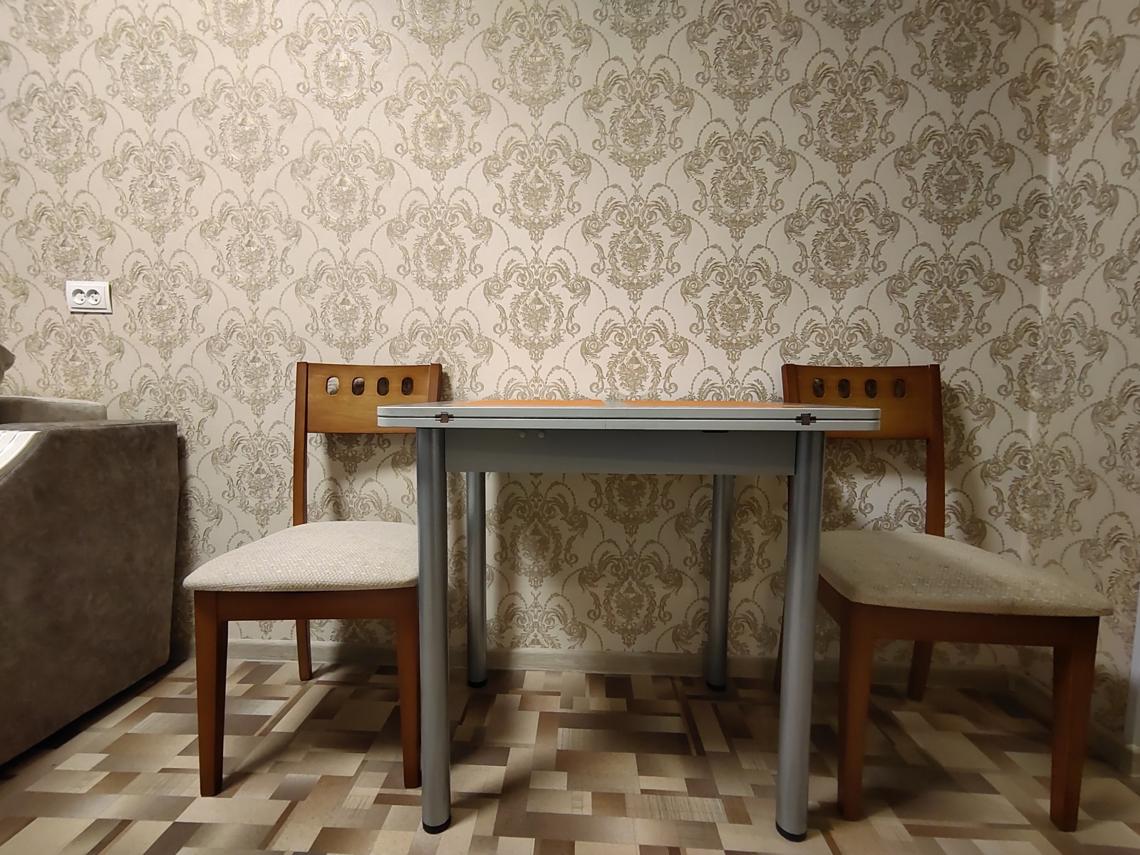 Рядом спортивный комплекс Юпитер, стадион Кристалл, Ленинский район. 